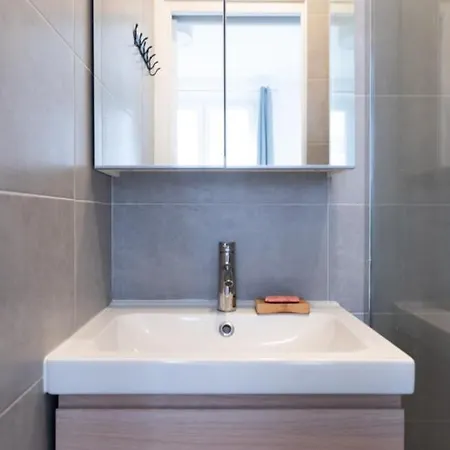 Design Apt With Balcony In Menilmontant *